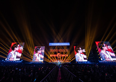 悟空体育荧光棒助力时光演唱会震撼开唱